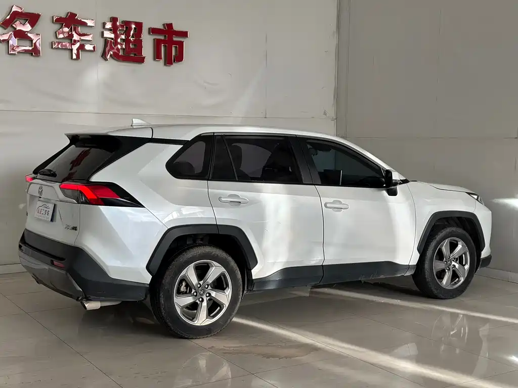Toyota RAV4 2021 — фото 16