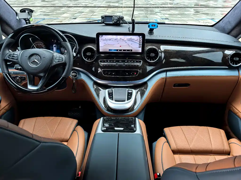 Mercedes-Benz V-Class 2024 — фото 14