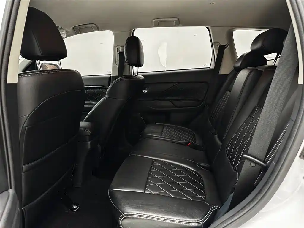 Mitsubishi Outlander 2022 — фото 12