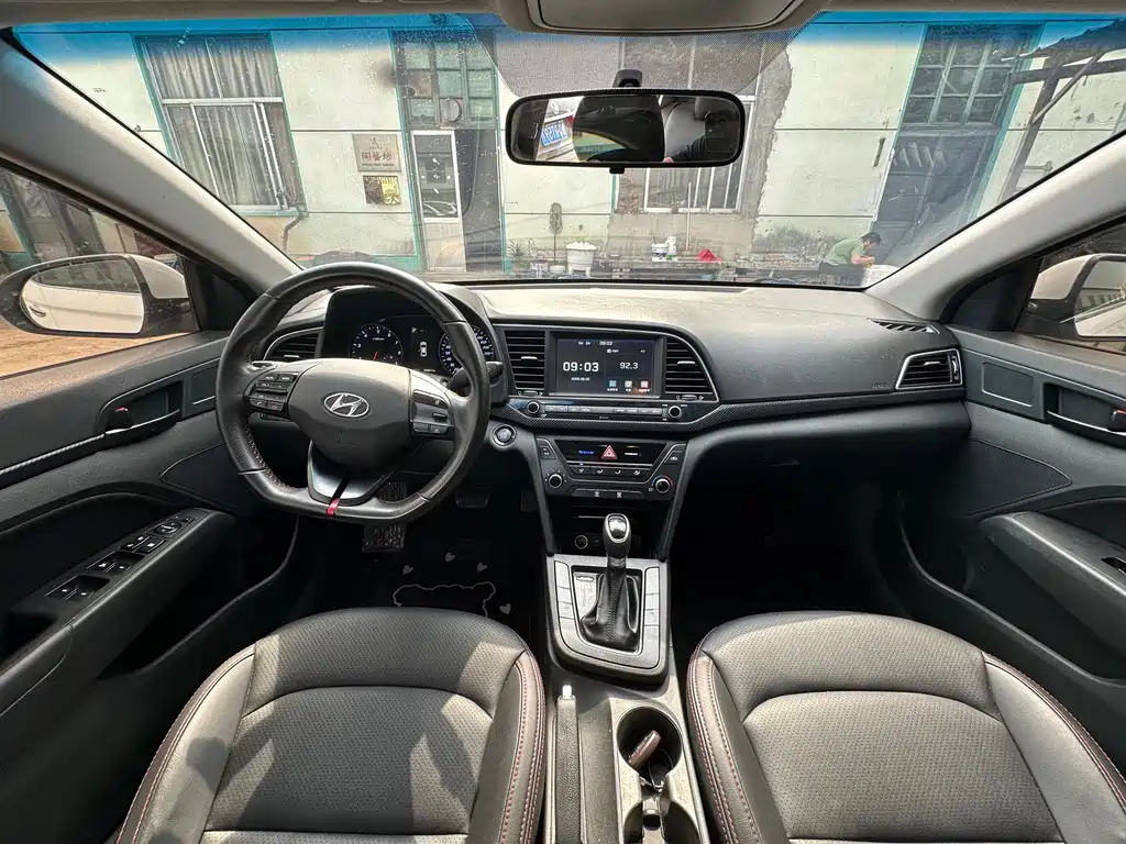 Hyundai Elantra 2018 — фото 8