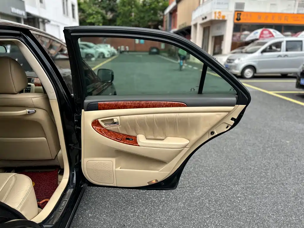 Toyota Crown 2005 — фото 25