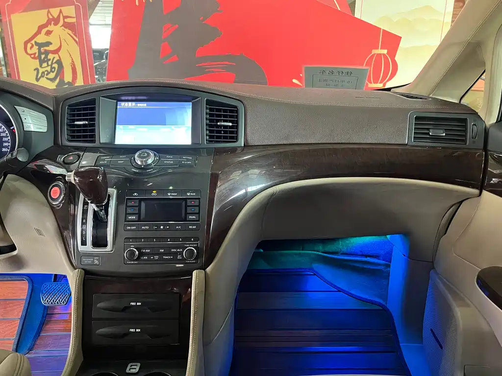 Nissan Quest 2016 — фото 11