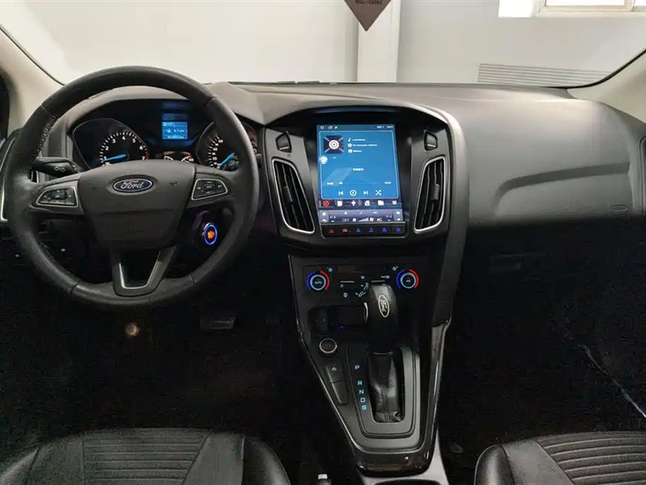 Ford Focus 2019 — фото 12