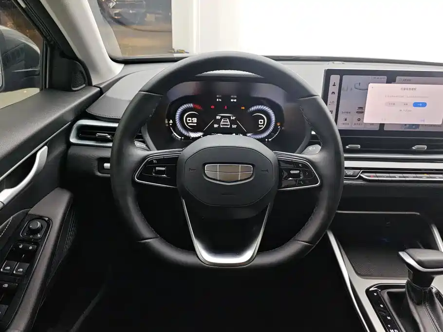 Geely Emgrand 2025 — фото 15