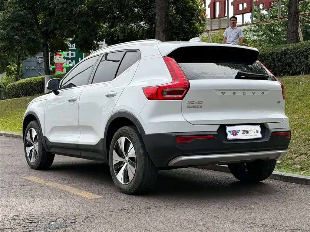 Volvo XC40 2023 — фото 4