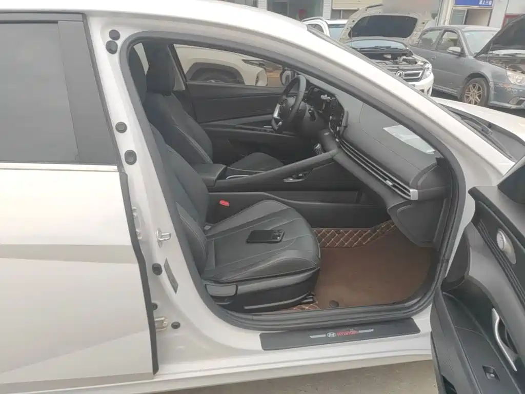 Hyundai Elantra 2022 — фото 25
