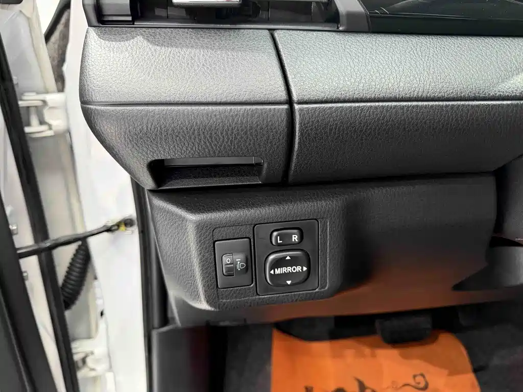 Toyota Yaris L 2022 — фото 9