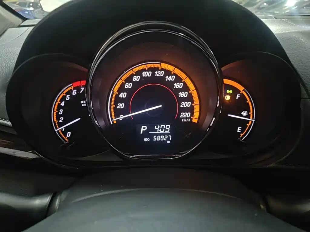 Toyota Yaris L 2023 — фото 12