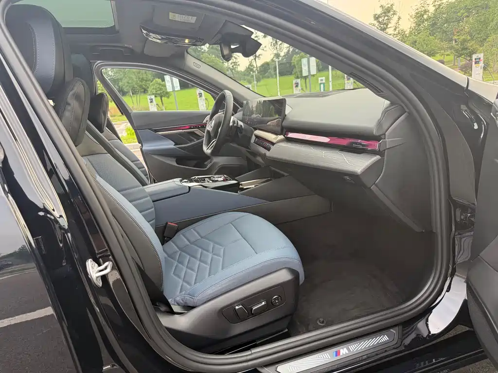 BMW 5 Series 2025 — фото 11