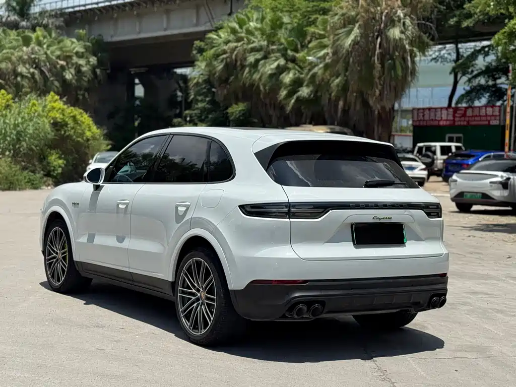 Porsche Cayenne Hybrid 2023