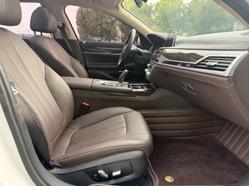 BMW 7 Series 2017 — фото 21