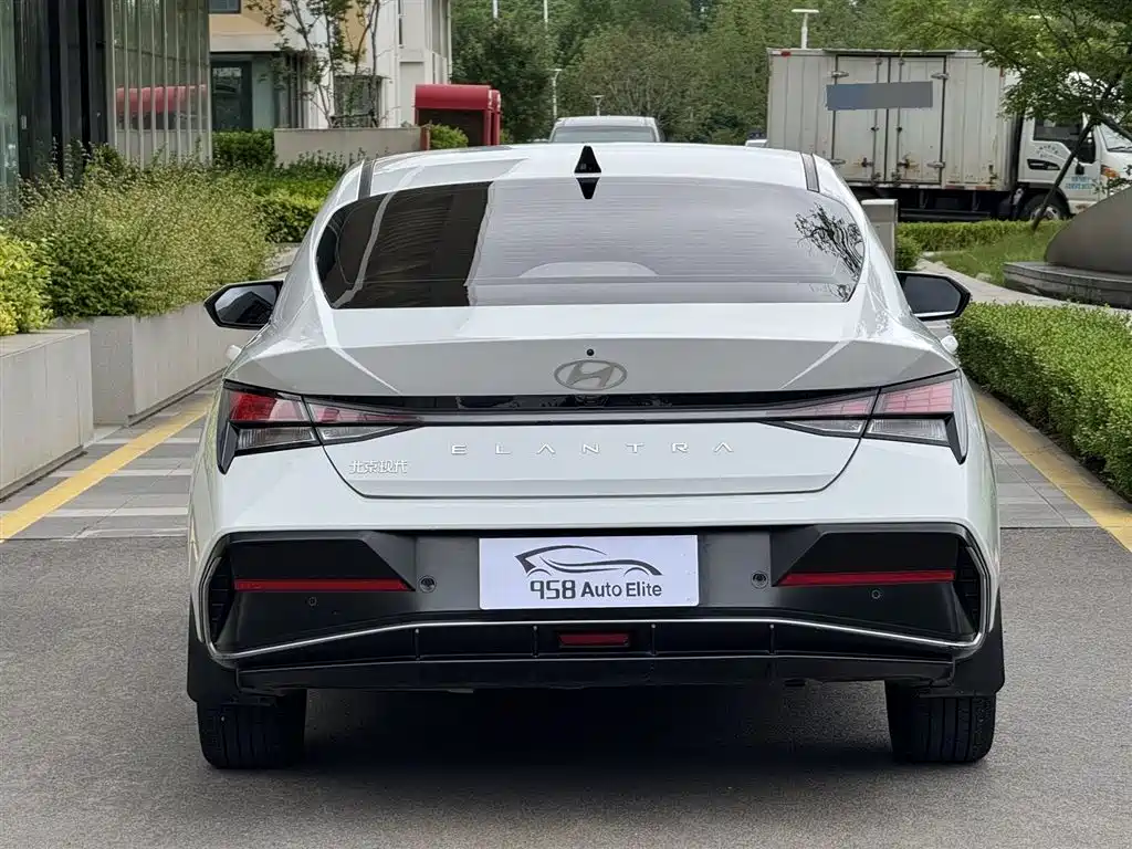 Hyundai Elantra 2023 — фото 10
