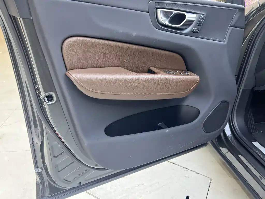 Volvo XC60 2020 — фото 17
