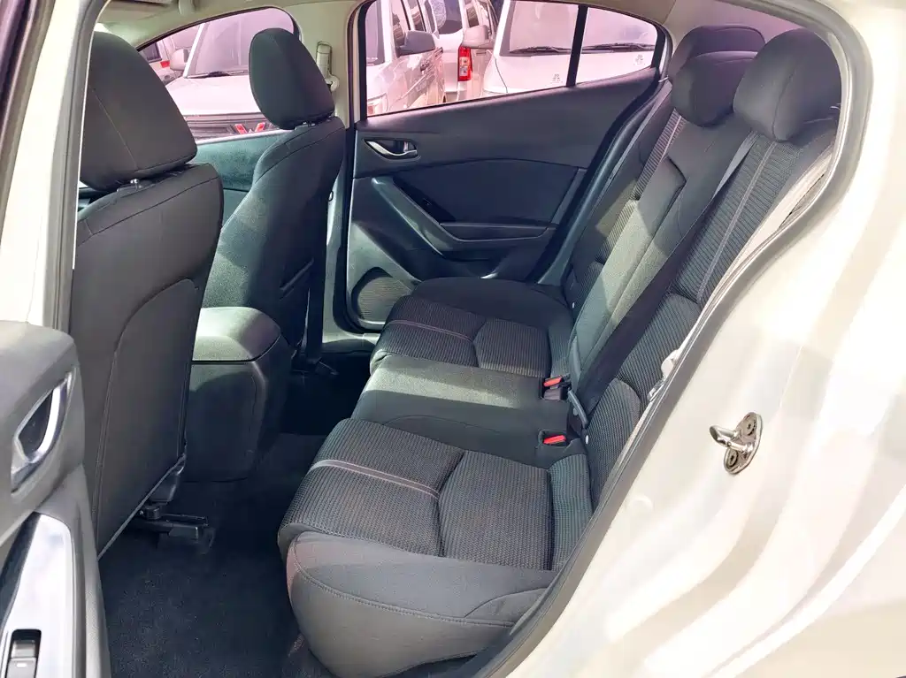 Mazda 3 Axela 2017 — фото 11