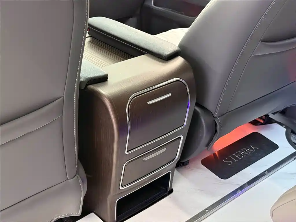 Toyota Sienna 2023 — фото 11