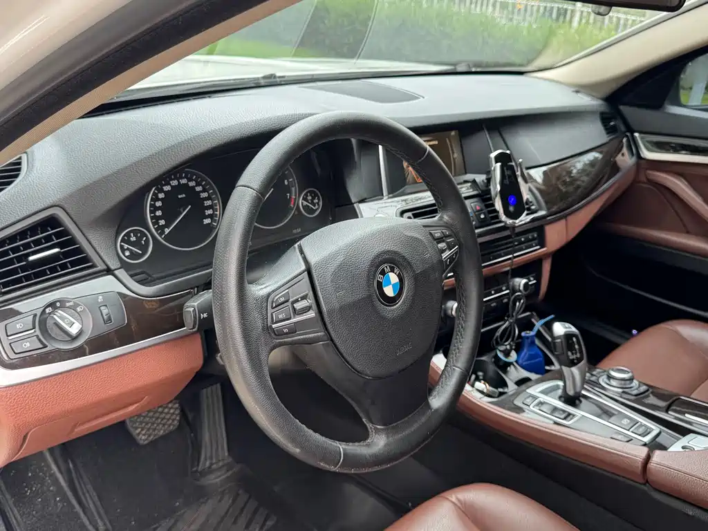 BMW 5 Series 2015 — фото 11