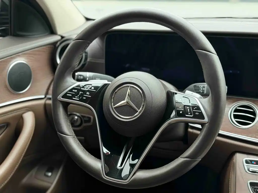 Mercedes-Benz E-Class 2023 — фото 12