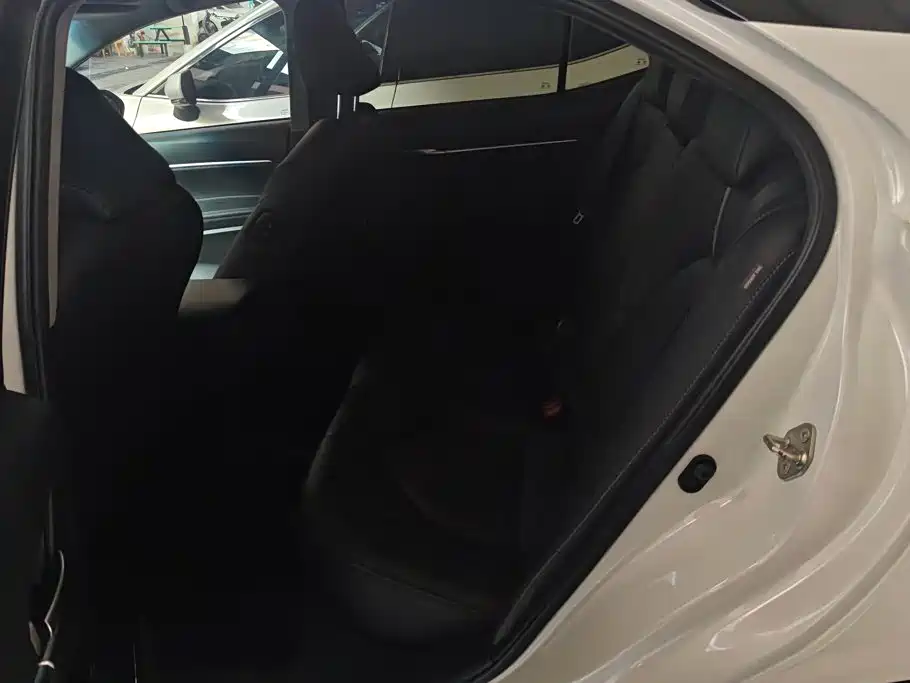 Toyota Camry 2023 — фото 11