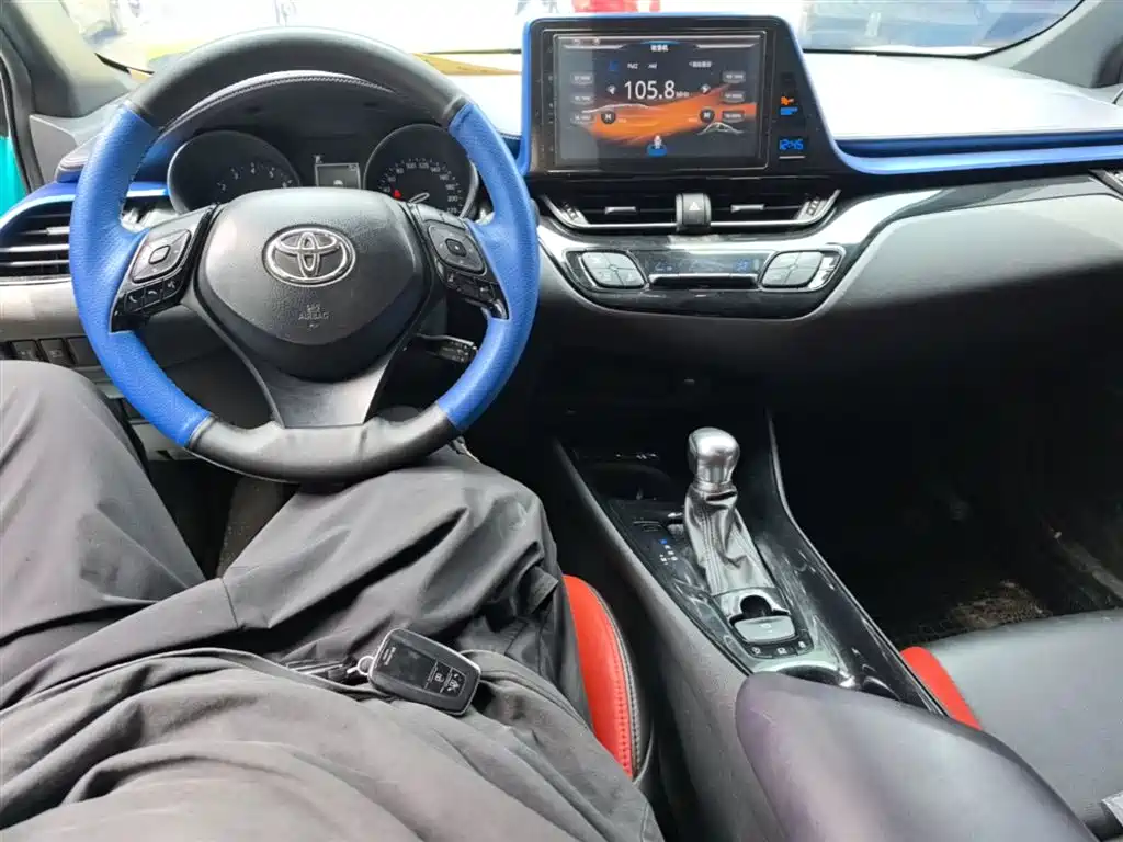 Toyota C-HR 2018 — фото 16