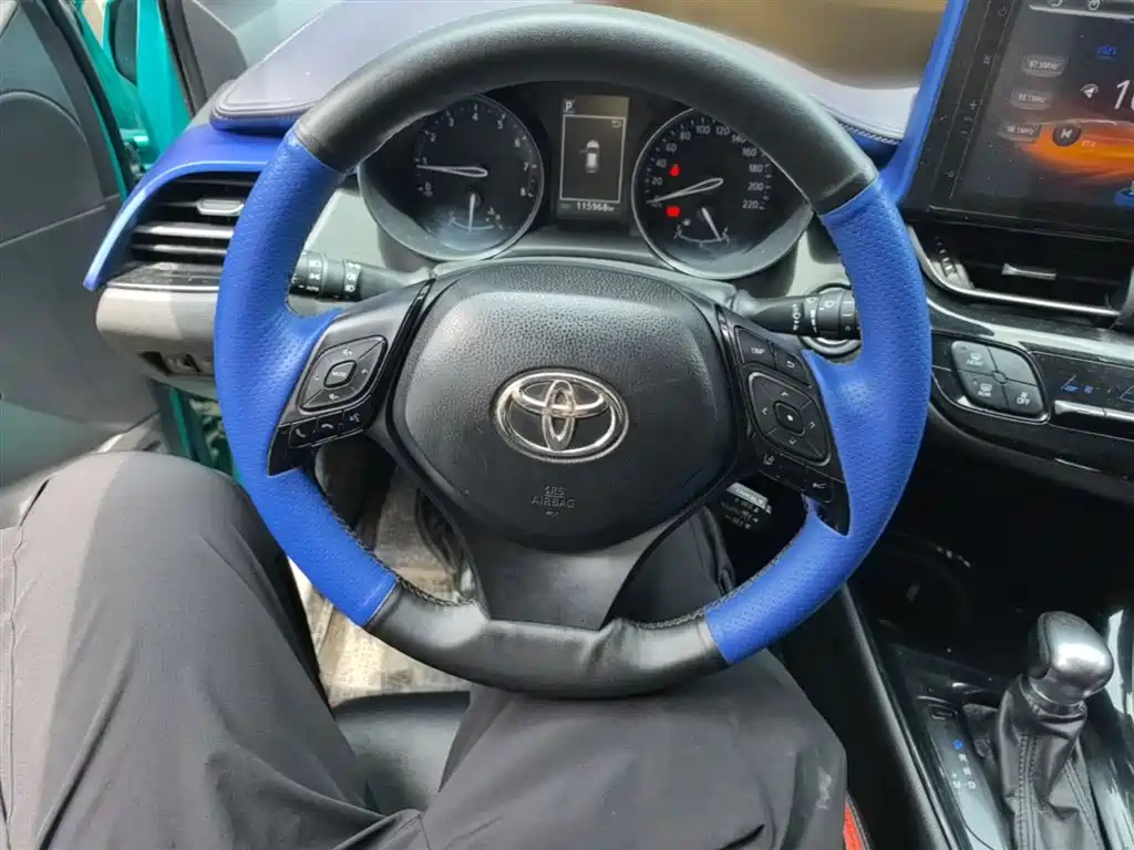 Toyota C-HR 2018 — фото 17