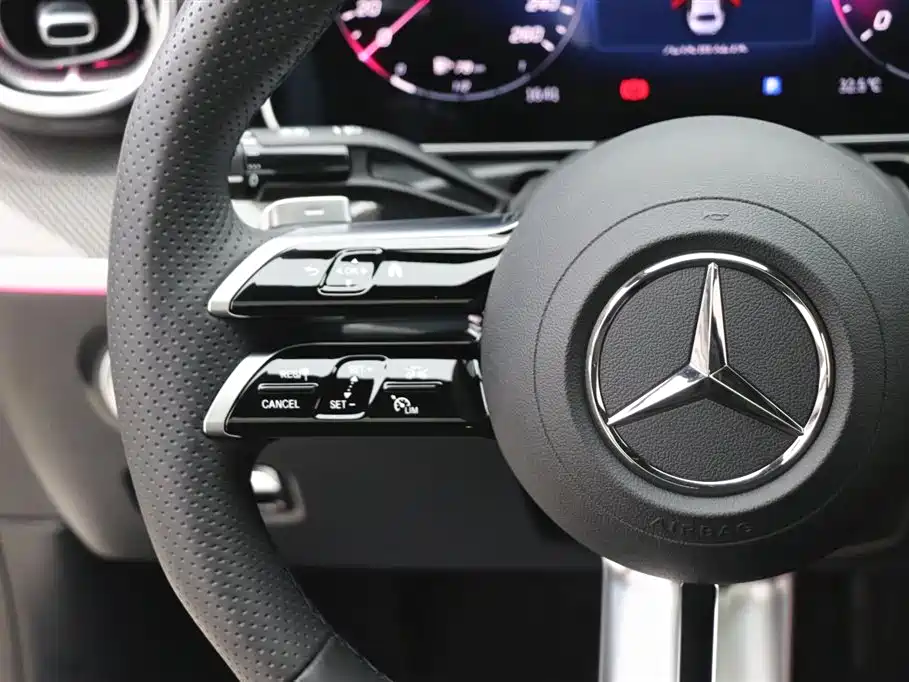 Mercedes-Benz C-Class 2025 — фото 15