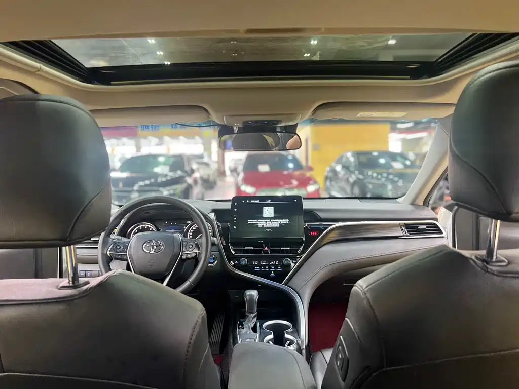 Toyota Camry 2023 — фото 17