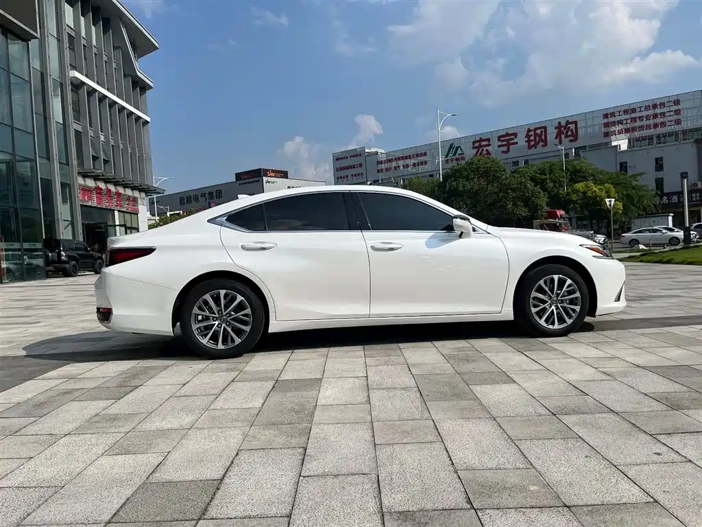 Lexus ES 2022