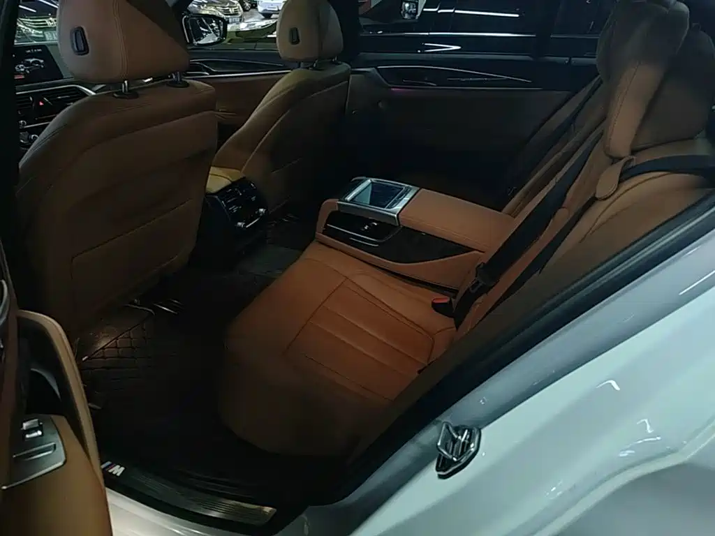BMW 5 Series 2018 — фото 17
