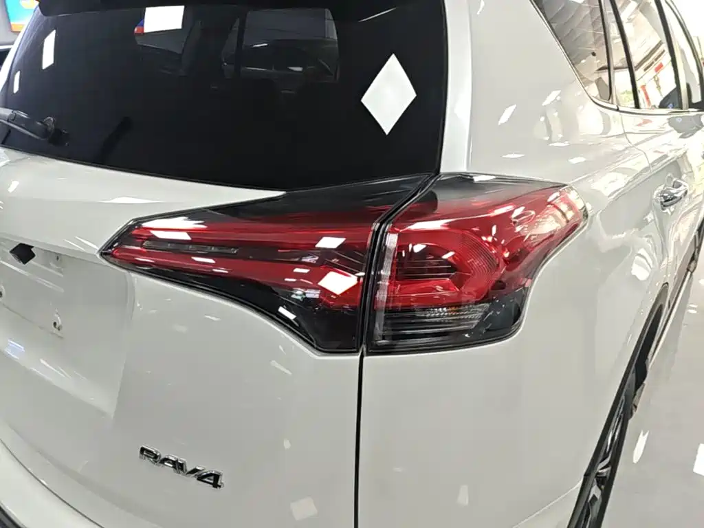 Toyota RAV4 2017 — фото 8