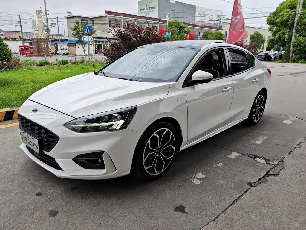 Ford Focus 2021 — фото 1