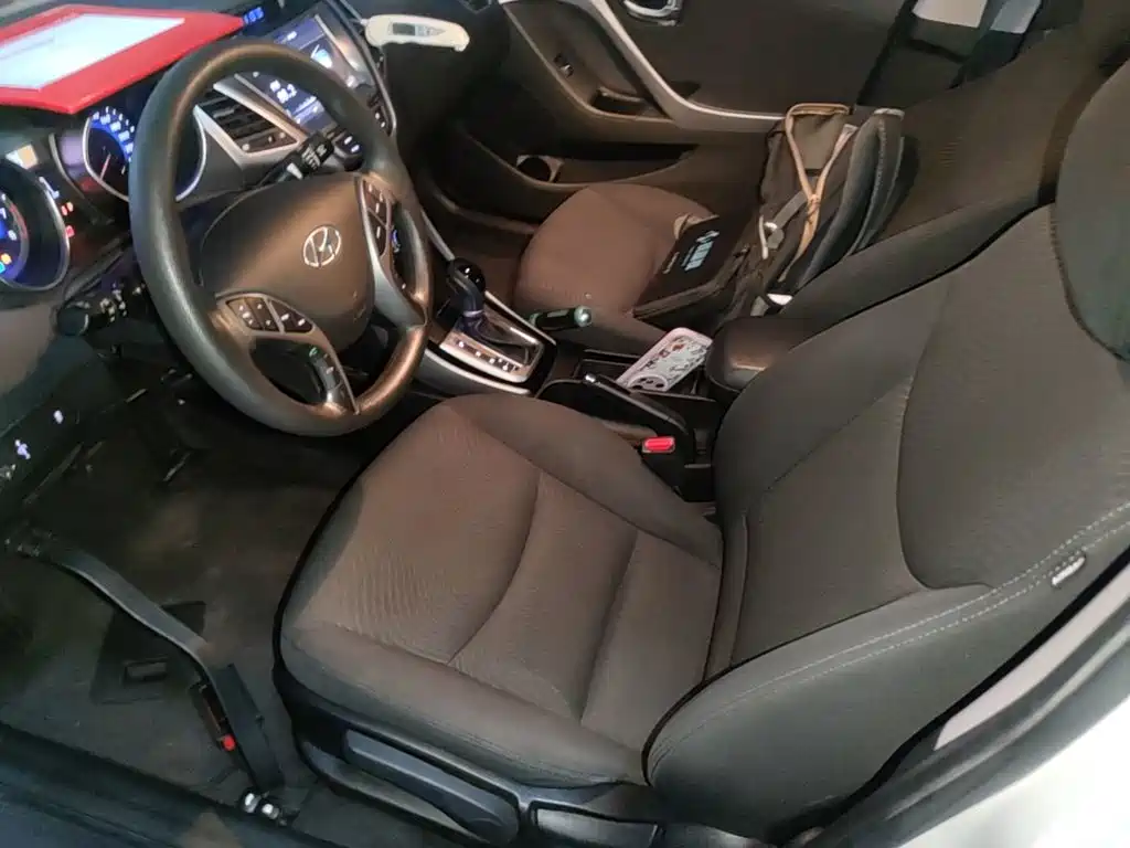 Hyundai Elantra 2018 — фото 15