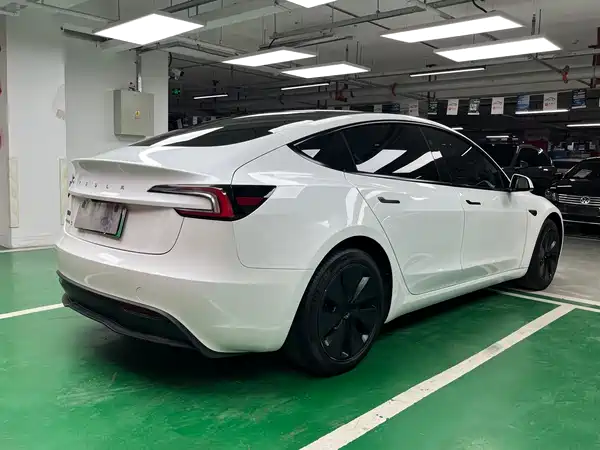 Tesla Model 3 2024