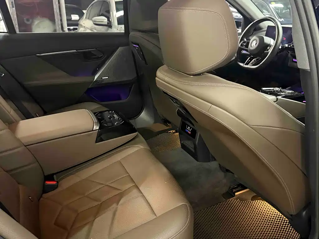BMW 5 Series 2025 — фото 16