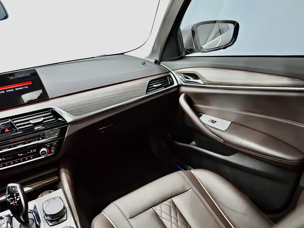 BMW 5 Series 2018 — фото 11
