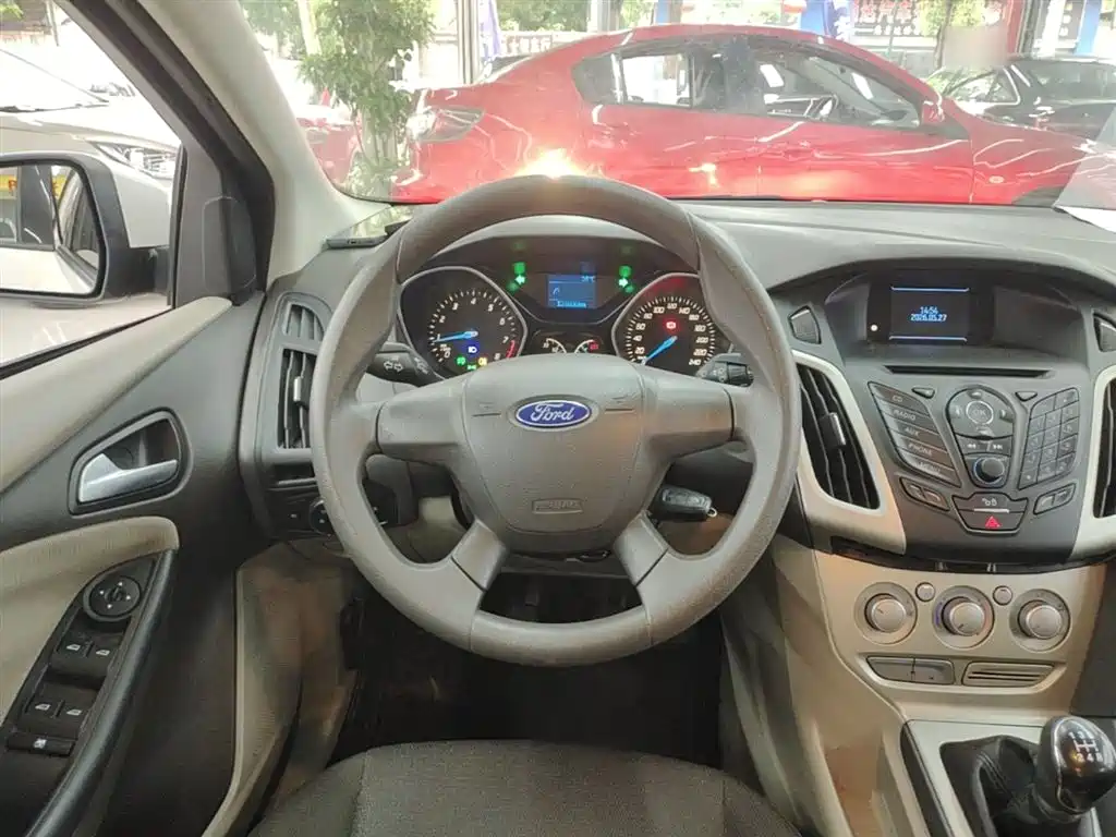 Ford Focus 2014 — фото 11
