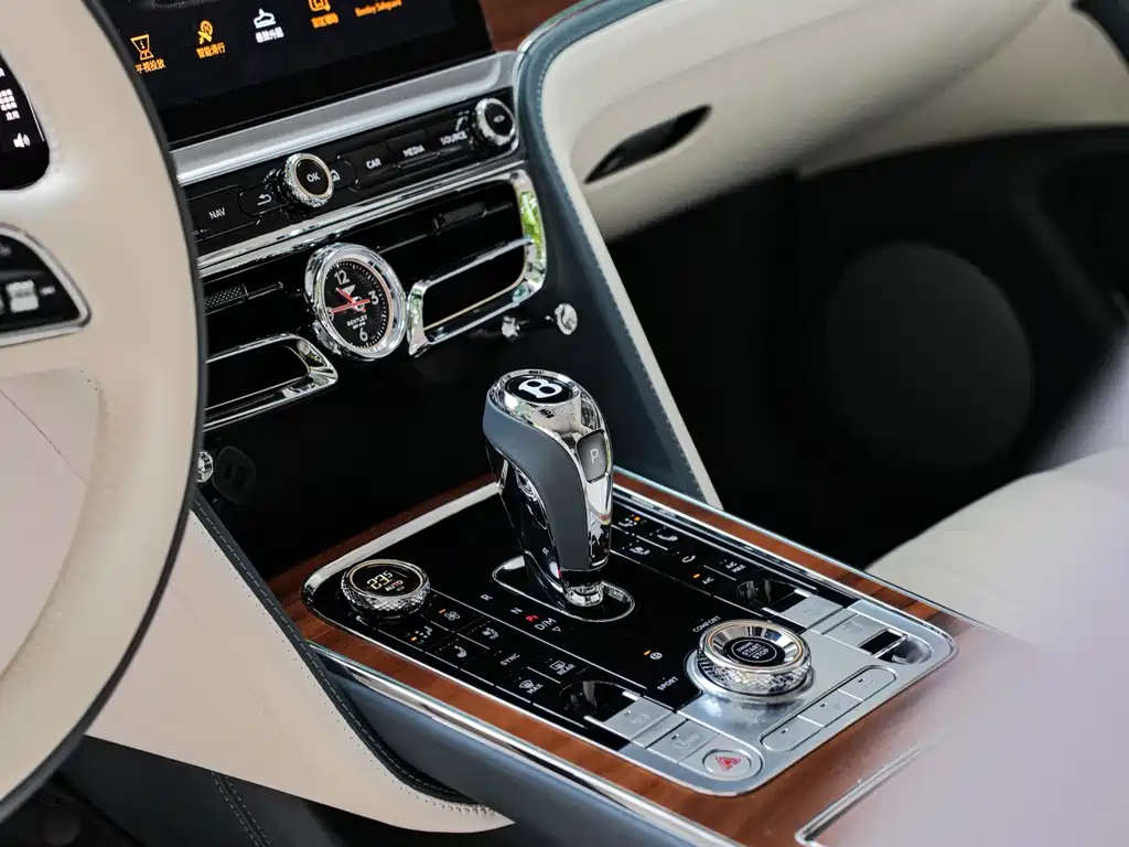 Bentley Flying Spur 2023 — фото 19