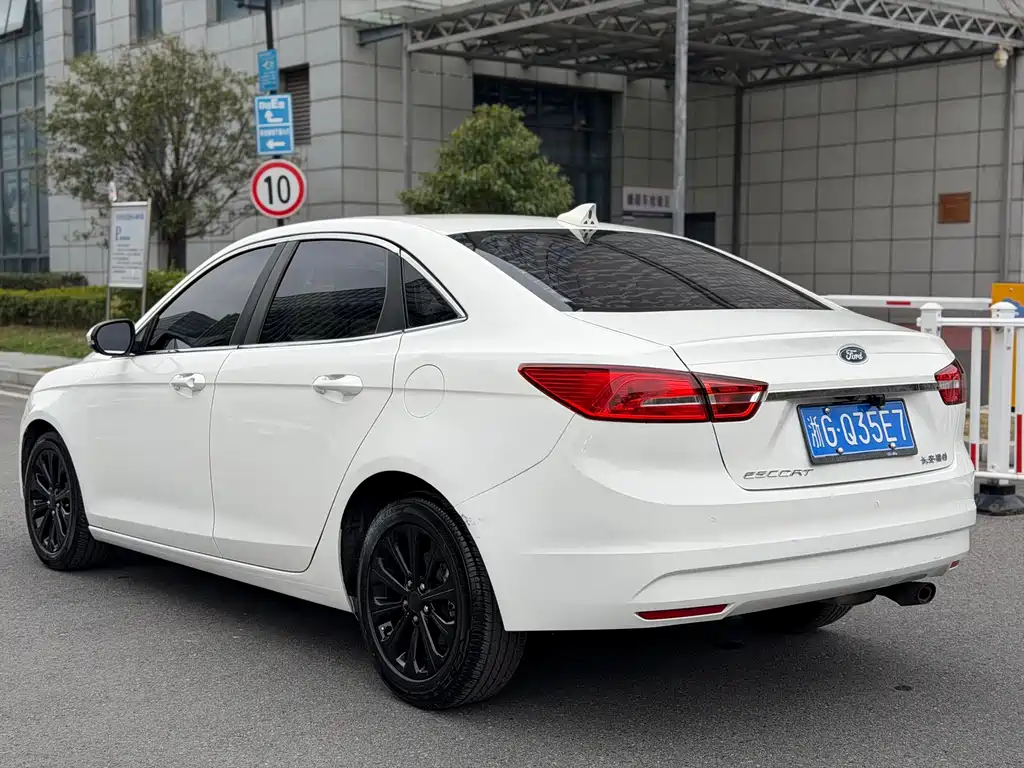Ford Escort 2017 — фото 13