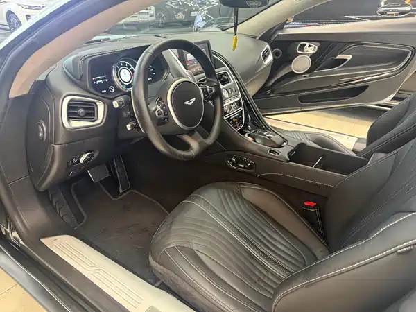 Aston Martin DB11 2019