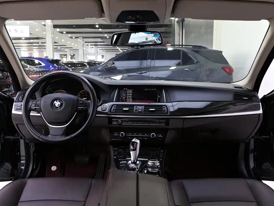 BMW 5 Series 2017 — фото 9