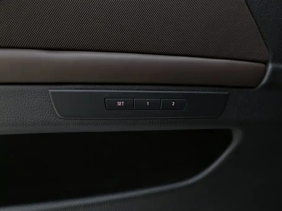BMW 5 Series 2017 — фото 16
