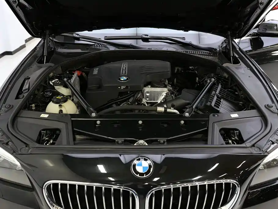 BMW 5 Series 2017 — фото 23
