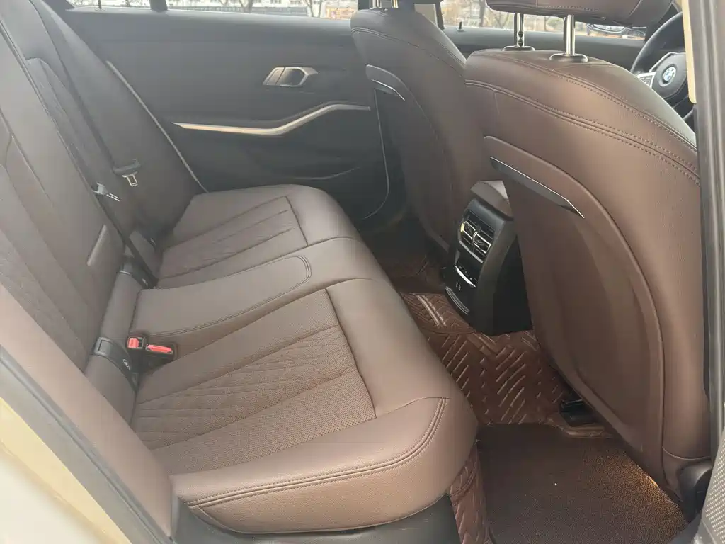 BMW 3 Series 2023 — фото 11