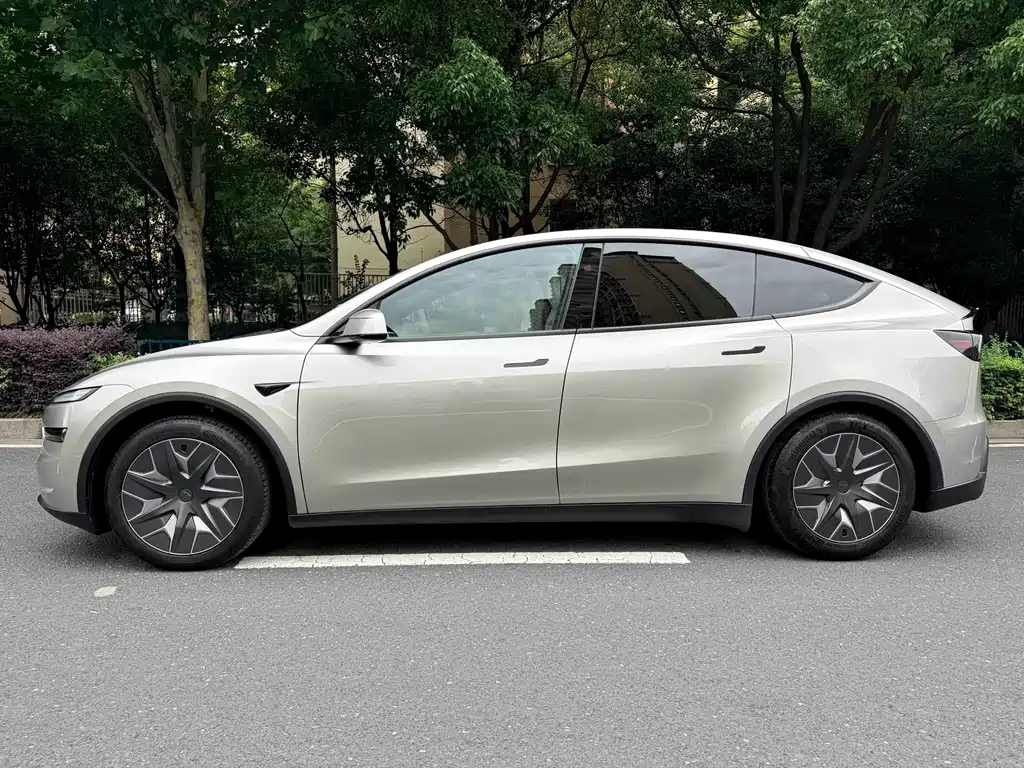 Tesla Model Y L 2026