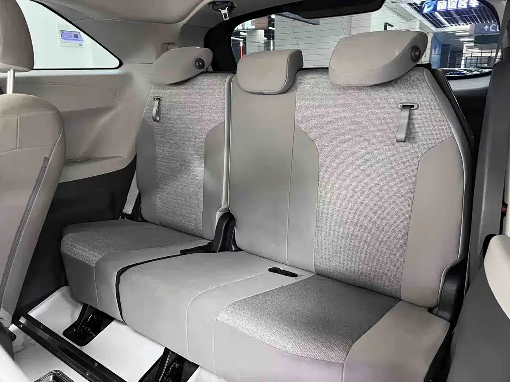 Toyota Sienna 2023 — фото 11