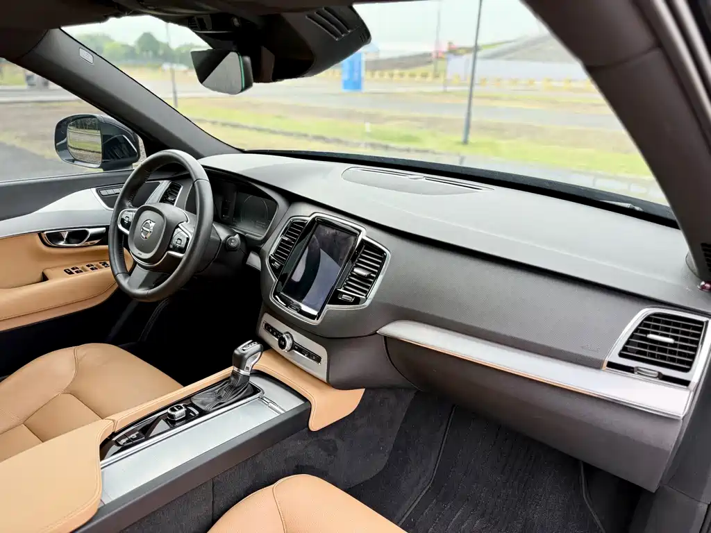 Volvo XC90 2017 — фото 16