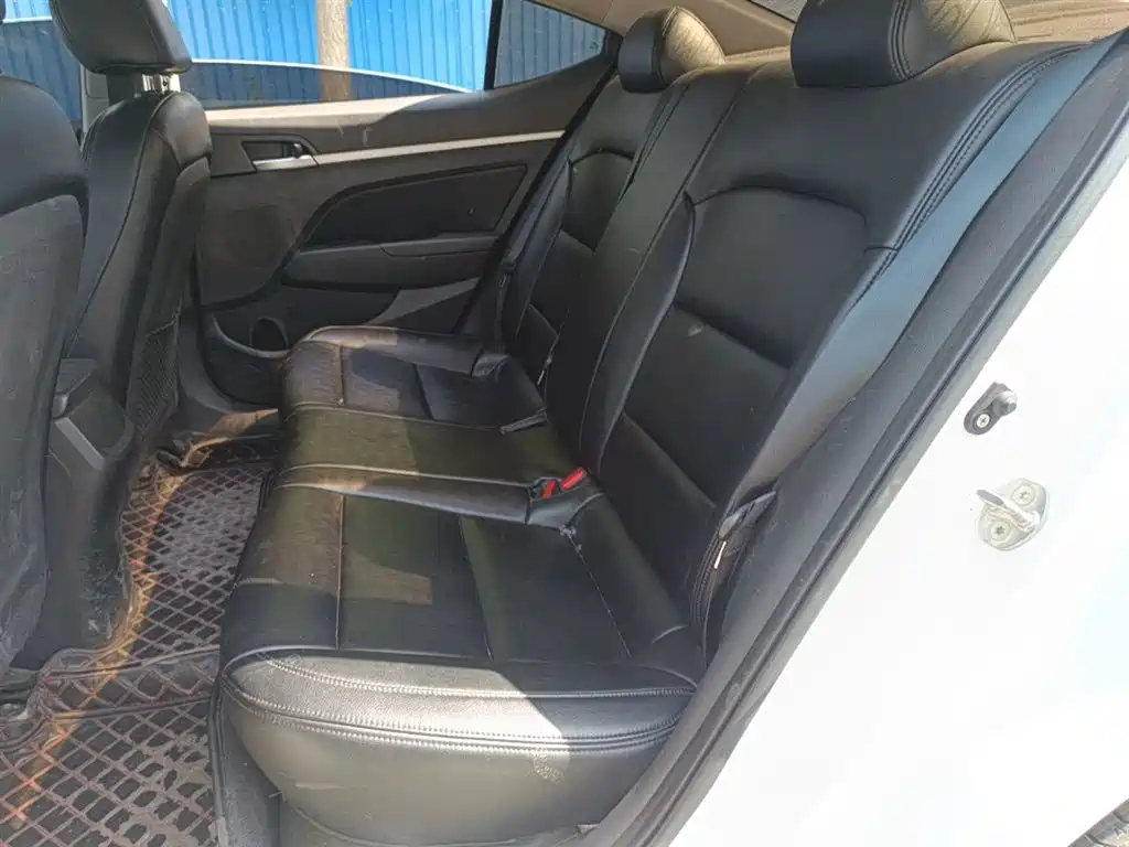Hyundai Elantra 2018 — фото 15
