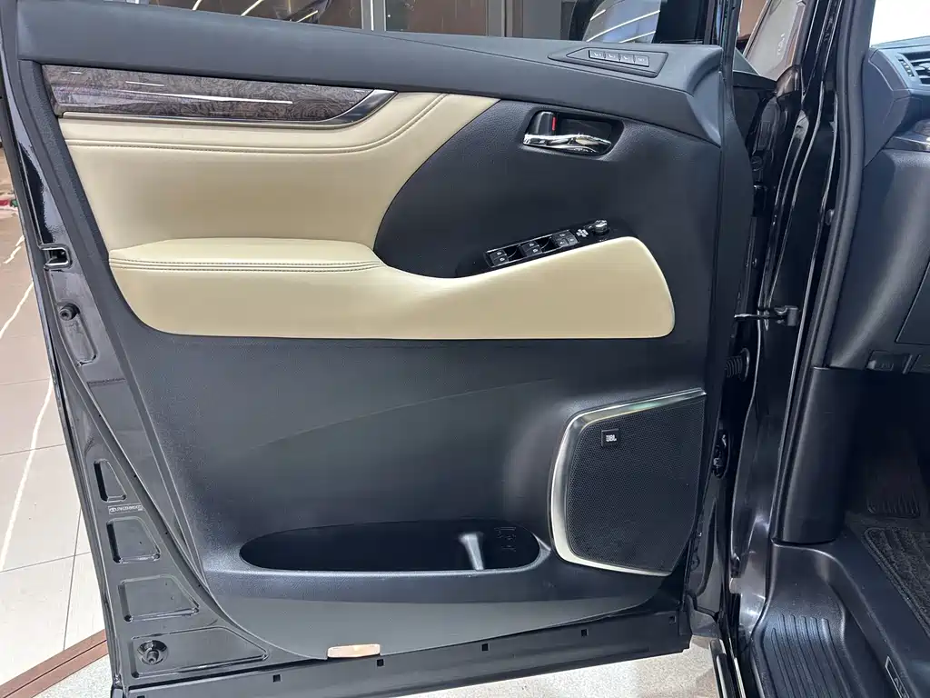 Toyota Alphard 2021 — фото 8