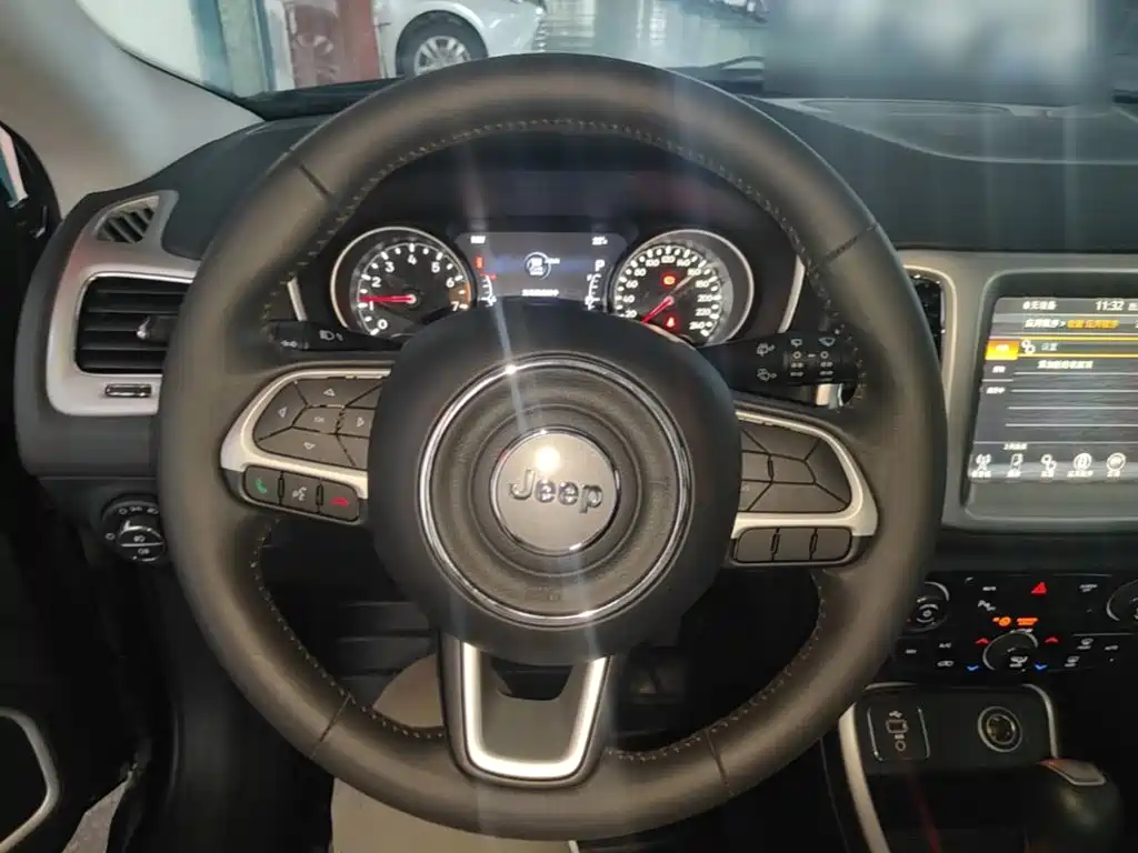Jeep Compass 2017 — фото 11