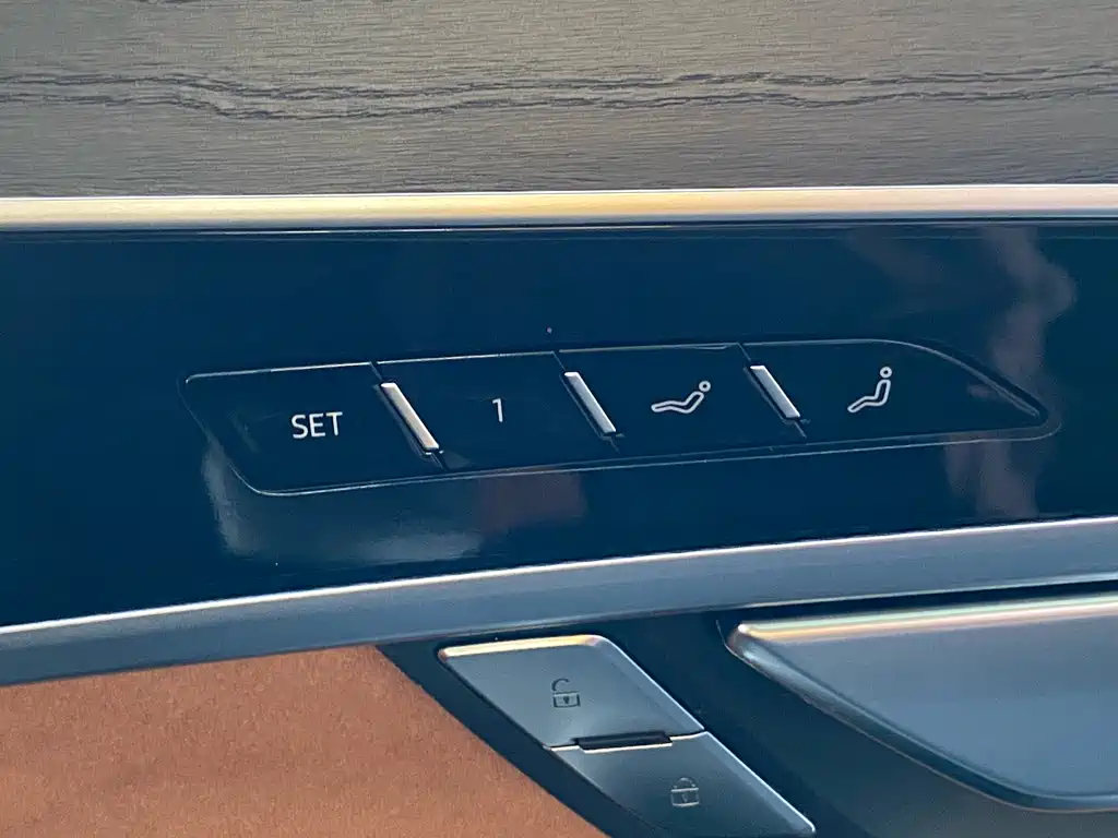 Audi A8 2023 — фото 19