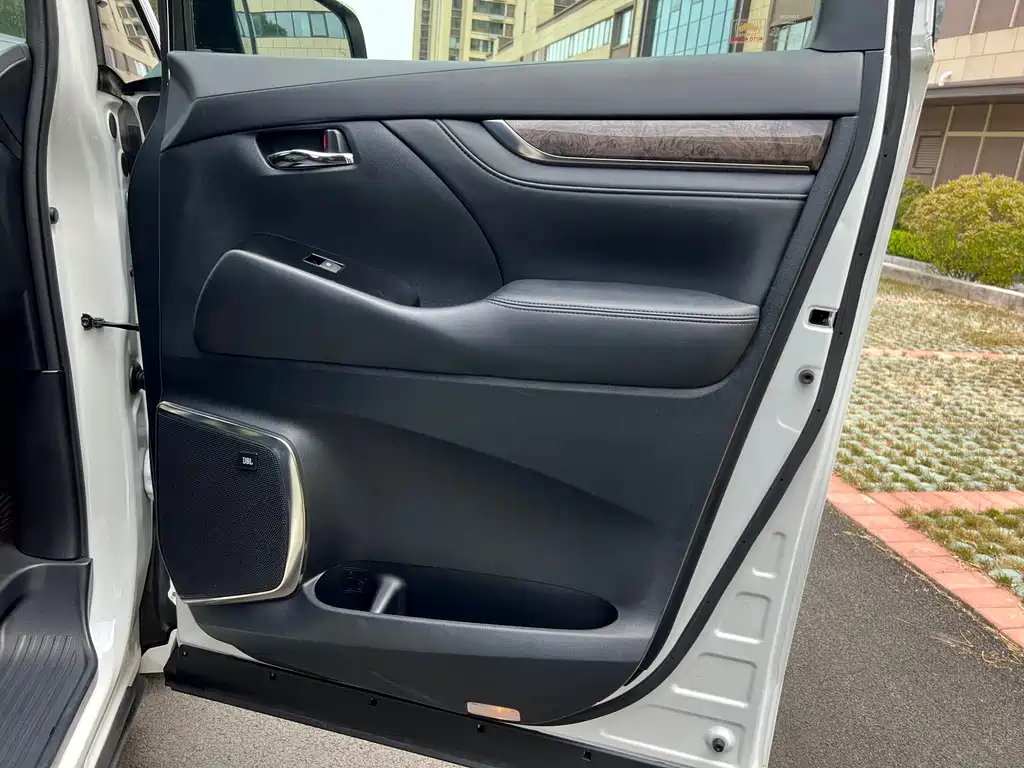 Toyota Vellfire 2021 — фото 9